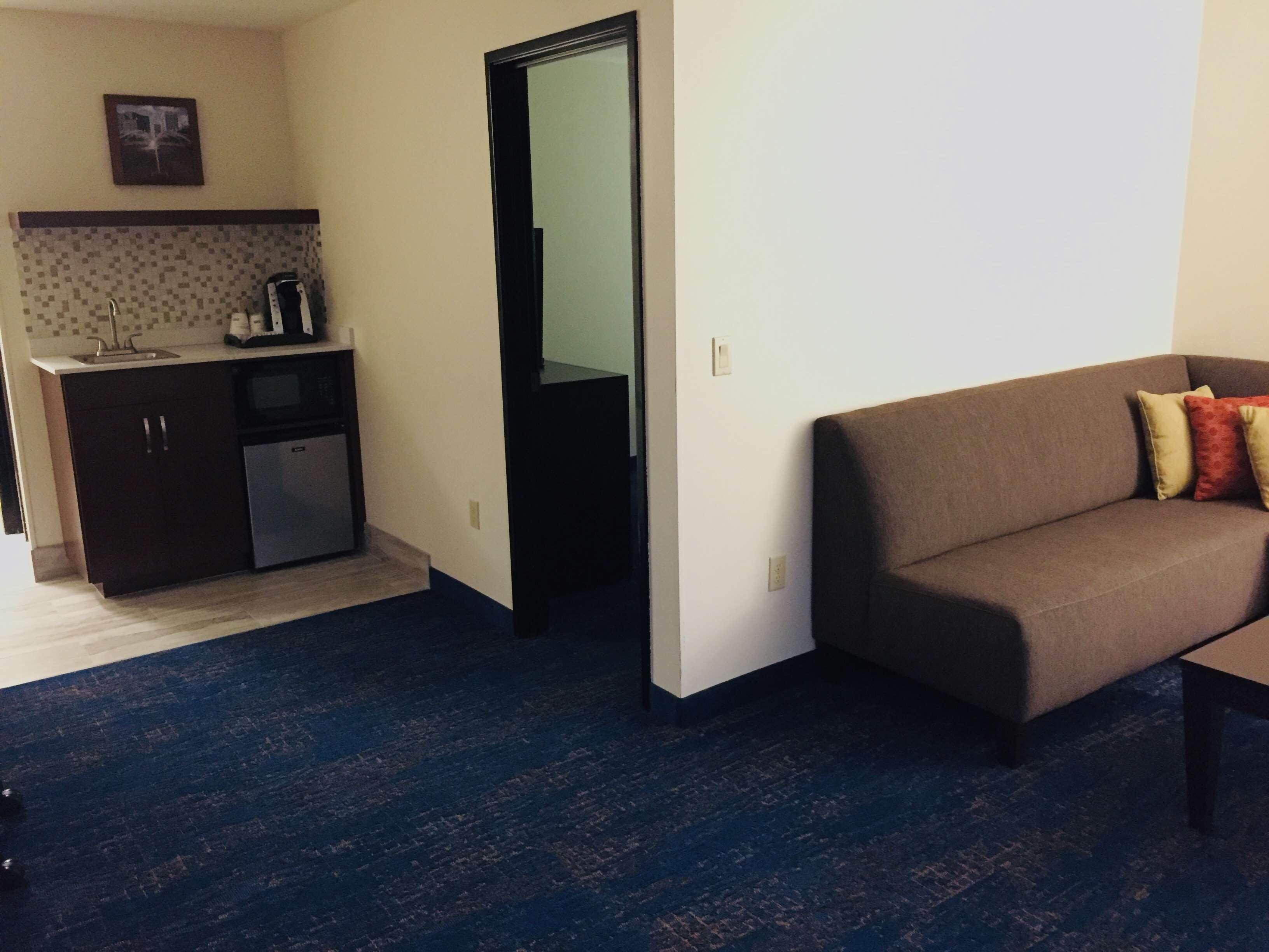Best Western Plus Executive Hotel & Suites Sulphur Exterior photo